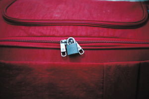 網(wǎng)曝普通圓珠筆可輕松劃開行李箱拉鏈 記者證實(shí)