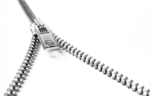 衣服卡拉鏈里怎么弄出來